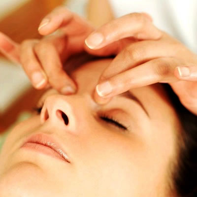 El masaje facial es una técnica recomendada.