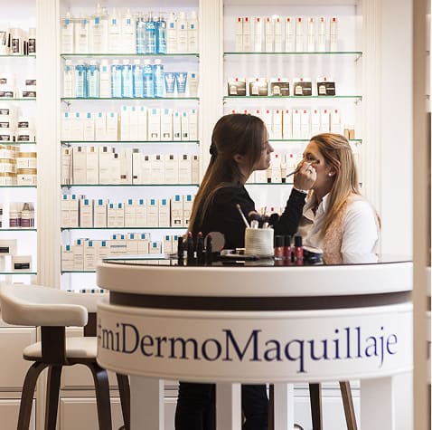 imagen de un farmaceutico de quintalegre y una clienta